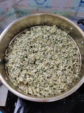 水烧开，把拌好的槐花放在蒸屉上！（记得蒸屉上铺一层纱布或者放蒸垫儿！）