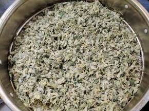 水烧开，把拌好的槐花放在蒸屉上！（记得蒸屉上铺一层纱布或者放蒸垫儿！）