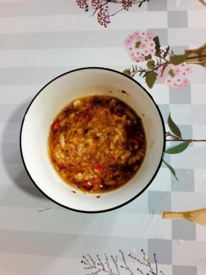 碗中放入两勺蒜泥，一勺鸡精，一勺辣椒油，两勺香油搅拌均匀调成料汁儿！