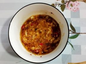 碗中放入两勺蒜泥，一勺鸡精，一勺辣椒油，两勺香油搅拌均匀调成料汁儿！