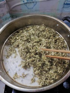 蒸好的槐花，趁热用筷子抖散！