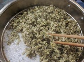 蒸好的槐花，趁热用筷子抖散！