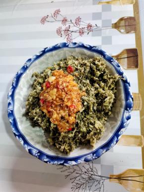 抖散的槐花放入碗中，倒入调好的料汁儿！