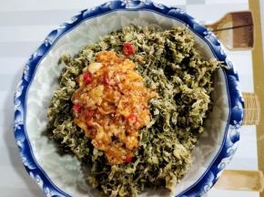 抖散的槐花放入碗中，倒入调好的料汁儿！