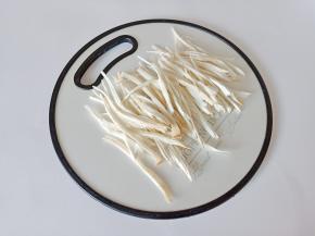 杏鲍菇清洗干净，用手撕成小条。