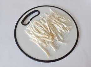 杏鲍菇清洗干净，用手撕成小条。