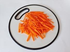 萝卜削皮切成片，再切成细丝。