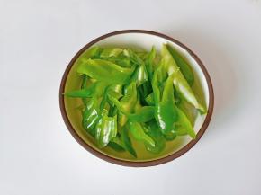 辣椒去籽切成丝。