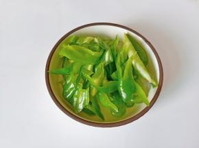 辣椒去籽切成丝。