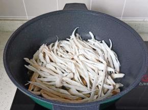 热锅热油放入新鲍菇翻炒。