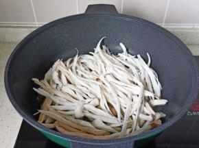 热锅热油放入新鲍菇翻炒。