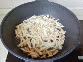 煸炒到杏鲍菇微软。