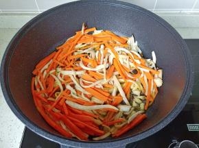放入胡萝卜丝翻炒至断生。