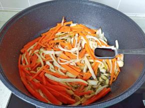 加入生抽一勺。