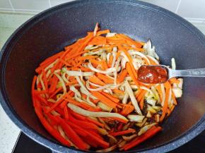 加入豆瓣酱两勺。