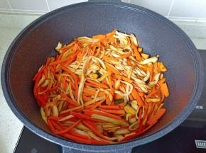 开大火翻炒均匀。