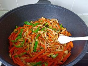 加适量的盐调味。