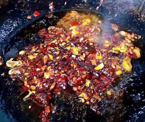 放入调味料糖、一品鲜酱油、蚝油、郫县豆瓣酱炒匀炒出红油香味