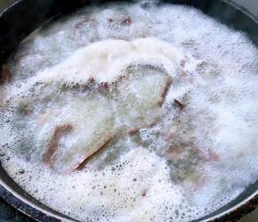 锅中烧开水放入羊杂同时倒入料酒焯水断生去除膻味和多余的杂质