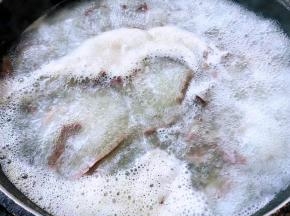 锅中烧开水放入羊杂同时倒入料酒焯水断生去除膻味和多余的杂质