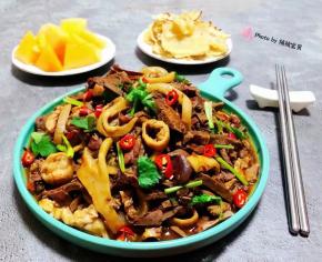 美味可口的爆炒羊杂装入盘中最后撒上红辣椒就大功告成了