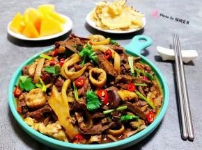美味可口的爆炒羊杂装入盘中最后撒上红辣椒就大功告成了