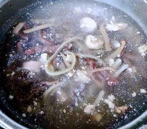 焯好水的羊杂立即放入冷水中多冲洗几遍洗去多余的油脂