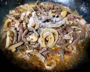 放入孜然、盐和味精改成中小火炒匀