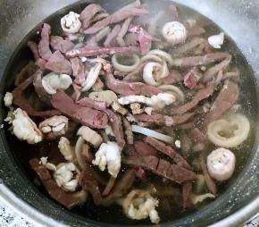 在市场买到羊杂好开心回来用清水浸泡一会儿