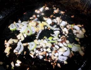 锅中倒入底油加热放入花椒和八角炸香再放入葱姜蒜爆香