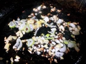 锅中倒入底油加热放入花椒和八角炸香再放入葱姜蒜爆香