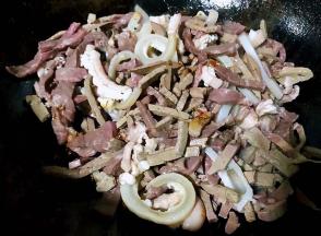 放入羊杂大火快速翻炒均匀