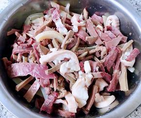 处理好的羊杂沥干水份备用