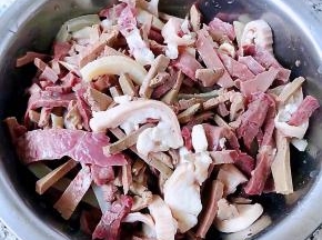 处理好的羊杂沥干水份备用
