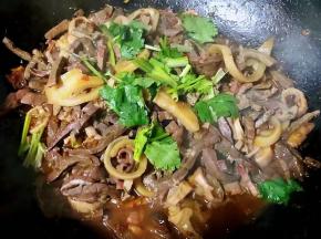 炒至羊杂完全入味撒上香菜提鲜即可出锅享用