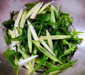 香葱摘花洗净沥干水份切成小段放入容器中