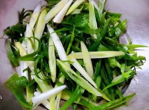 香葱摘花洗净沥干水份切成小段放入容器中
