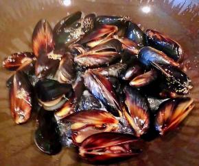 海虹放入锅中不用添加清水直接盖上锅盖大火煮2-3分钟海虹全部开口即可