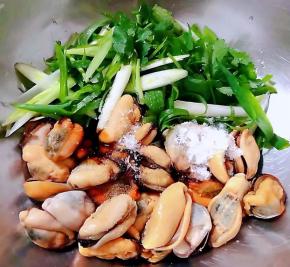 海虹肉肉、香菜放入容器中同时放入调味料糖、一品鲜酱油、蚝油、香醋、盐、味精拌匀入味即可享用