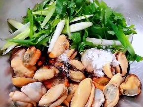 海虹肉肉、香菜放入容器中同时放入调味料糖、一品鲜酱油、蚝油、香醋、盐、味精拌匀入味即可享用