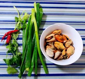 准备原材料海虹肉肉、香葱、香菜、红辣椒