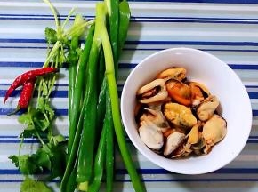 准备原材料海虹肉肉、香葱、香菜、红辣椒