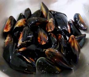 洗净处理干净的海虹沥干水份备用