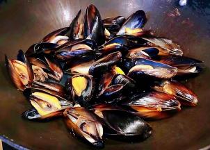 煮好的海虹汤汁不要倒掉可以先倒入容器中，预防海虹不干净可以原汁原味汤汁冲洗不走味也可以做汤特别鲜美