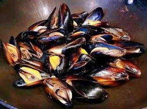 煮好的海虹汤汁不要倒掉可以先倒入容器中，预防海虹不干净可以原汁原味汤汁冲洗不走味也可以做汤特别鲜美