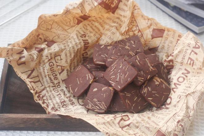 简单快手的酥脆可可杏仁切片曲奇