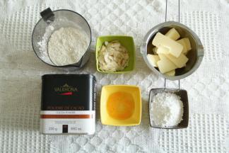 准备材料，黄油提前切成小块软化到能轻易用刮刀抹开。关于软化：一尽量切小，室温或者太阳光照软化。二烤箱发酵档。