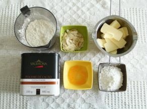 准备材料，黄油提前切成小块软化到能轻易用刮刀抹开。关于软化：一尽量切小，室温或者太阳光照软化。二烤箱发酵档。