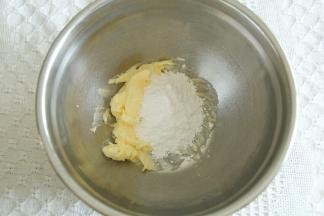 软化好的黄油，加入糖粉后用刮刀拌匀混合，防止打发时糖粉飞溅。