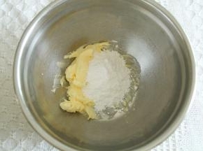 软化好的黄油，加入糖粉后用刮刀拌匀混合，防止打发时糖粉飞溅。